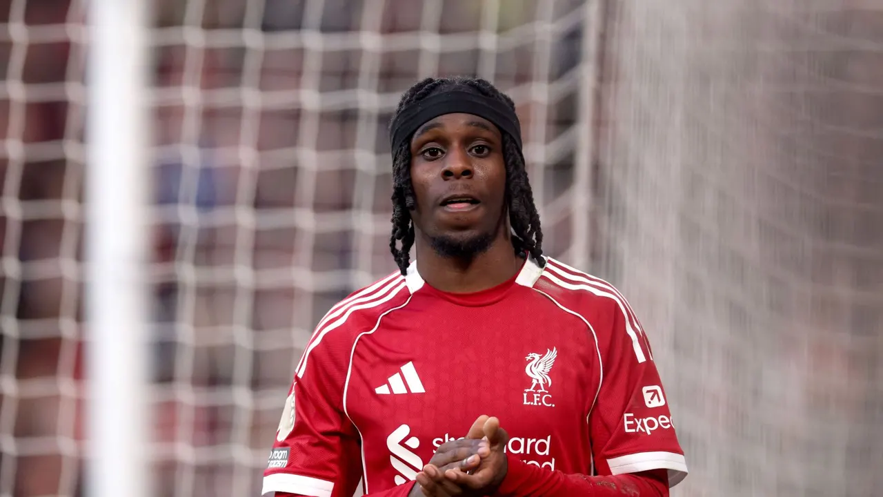 تلقى ليفربول ضربة أخرى بسبب الإصابات، حيث تم استبدال جيريمي فرينبونج بعد مشاركته كبديل في المباراة ضد هولندا